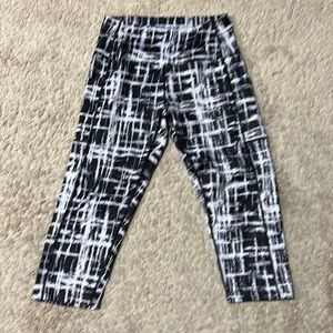 Sugar Pocket black and white abstract hash active capris with leg pockets